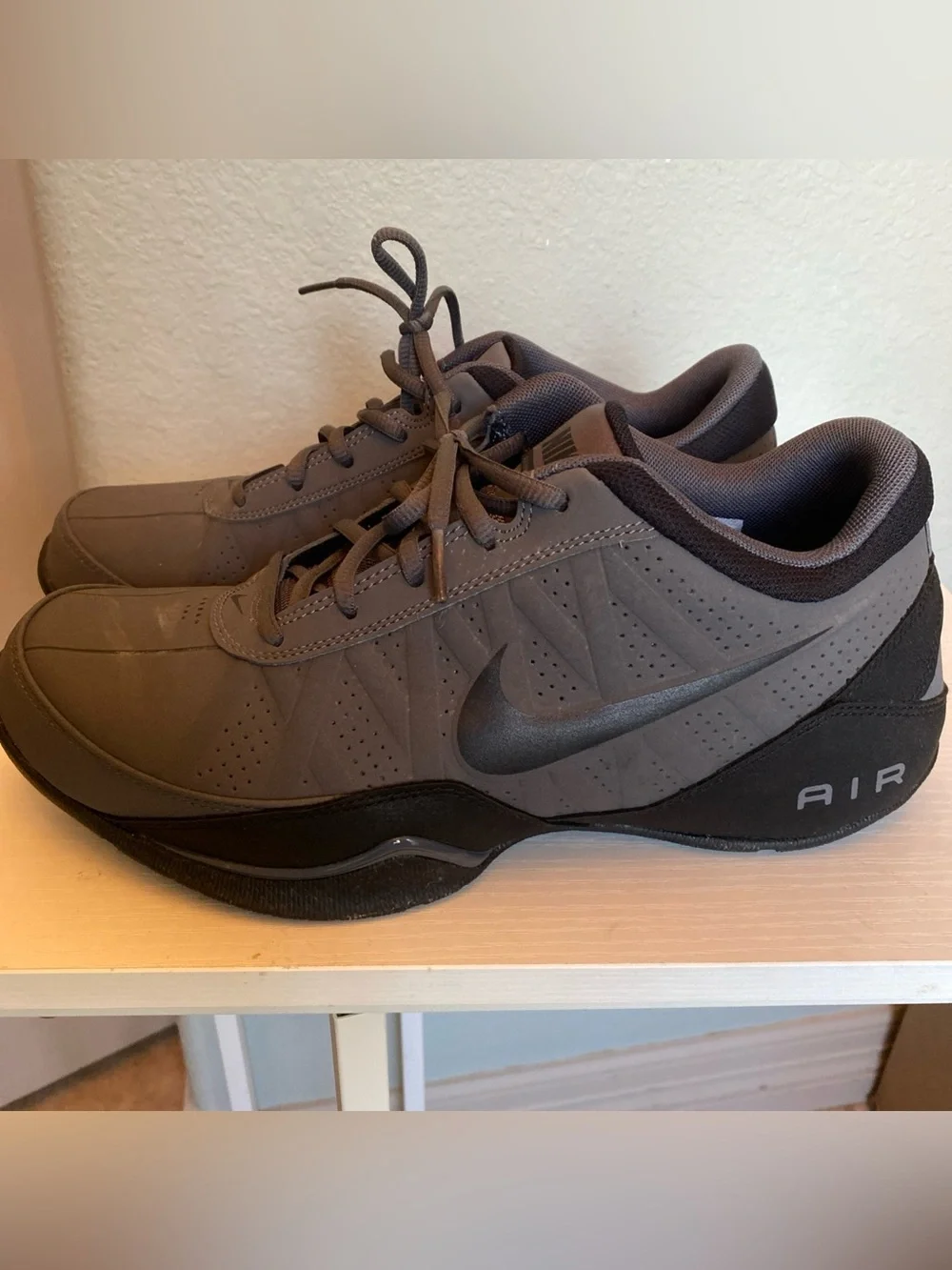 Nike Men’s Air Low-Top Trainer in Charcoal Gray size 9.5